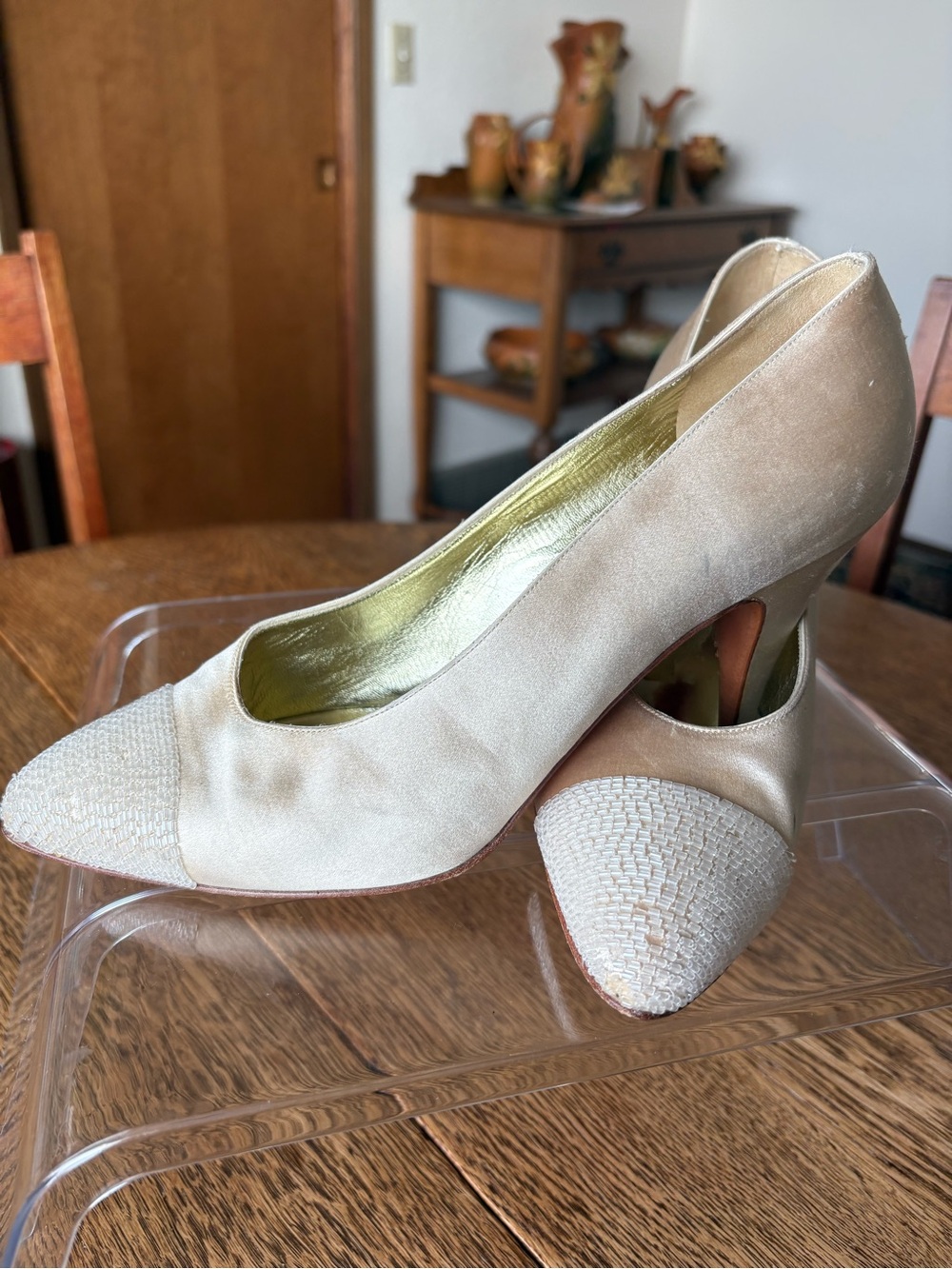 CHANEL Vintage Cream Satin Pointed Toe Pumps with Textured Cap Size 39 EU/8.5 US - Picture 2 of 16